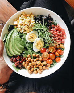 2 ensaladas saludables y completas para el verano: recetas fáciles, frescas y nutritivas